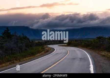 Route pittoresque et sinueuse dans le paysage canadien. Banque D'Images