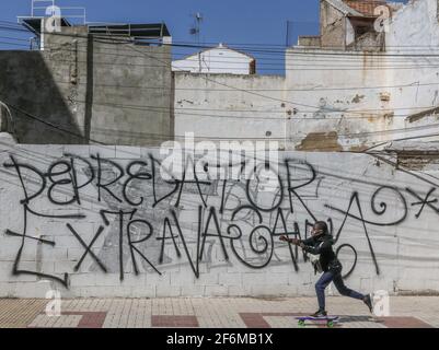 Sleman, Yogyakarta, Indonésie. 1 avril 2021: 1 avril 2021 (Malaga) un garçon coloré marche de l'autre côté de la rue avec le skateboard crédit: Lorenzo Carnero/ZUMA Wire/Alay Live News Banque D'Images