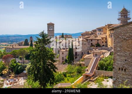 Vue sur la célèbre ville médiévale d'Assise, Ombrie, Italie Banque D'Images