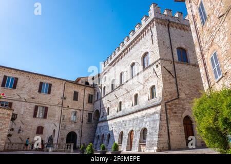 Une place de la célèbre ville médiévale d'Assise, Ombrie, Italie Banque D'Images