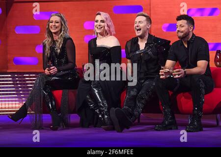 UTILISATION ÉDITORIALE SEULEMENT Steps membres (de gauche à droite) Faye Tozer, Lee Latchford-Evans, Ian Watkins et Claire Richards pendant le tournage du Graham Norton Show au BBC Studioworks 6 Television Center, Wood Lane, Londres, devant être diffusé sur BBC One vendredi soir. Banque D'Images