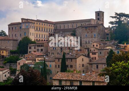 Vue sur la ville médiévale de Todi, Ombrie, Italie, ciel bleu et nuages blancs Banque D'Images