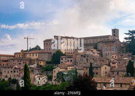 Vue sur la ville médiévale de Todi, Ombrie, Italie, ciel bleu et nuages blancs Banque D'Images