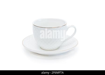 Tasse à thé en porcelaine blanche avec soucoupe et bordure dorée. Isolé sur fond blanc. Banque D'Images