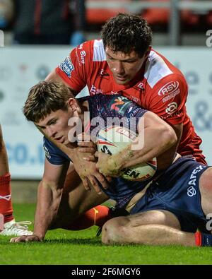 St. Helens, Angleterre - 1er avril 2021 - Jack Welsby de St Helens attaqué par Ryan Hall (5) de Hull Kingston Rovers pendant la Ligue de rugby Betfred Super League Round 2 Hull Kingston Rovers vs St. Helens au stade Totally Wicked, St. Helens, Royaume-Uni Dean Williams/Alay Live News Banque D'Images