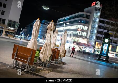 Hanovre, Allemagne. 1er avril 2021. Le centre-ville est presque déserté dans la soirée, peu avant le début du couvre-feu, pour contenir la pandémie de Corona. En raison d'une forte augmentation du nombre d'infections à Corona, la région de Hanovre impose des couvre-feux nocturnes du 1er au 12 avril. Credit: Moritz Frankenberg/dpa/Alay Live News Banque D'Images