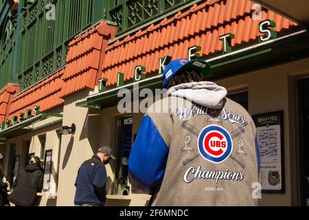 Chicago, Illinois, États-Unis. 1er avril 2021. Les Chicago Cubs attendent en file d'attente pour acheter des billets au Wrigley Field le jour de l'ouverture. Credit: Dominic Gwinn/ZUMA Wire/Alay Live News Banque D'Images