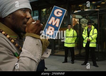 LES EMPLOYÉS DE NCP CAR PARKS MANIFESTENT DEVANT LES BUREAUX DU GROUPE 3I À PALACE STREET, LONDRES, LORS D'UNE MANIFESTATION ORGANISÉE PAR LE GMB UNION.TOM PILSTON LE 21 FÉVRIER 2007 Banque D'Images