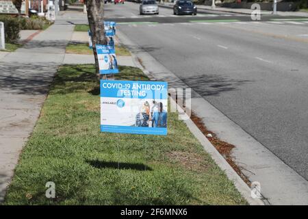 Santa Monica, Californie, États-Unis. 31 mars 2021. Des signes ont été placés dans la zone herbeuse le long de la 20e rue au site de test d'anticorps sans frais COVID-19 qui s'est tenu à l'église baptiste Calvary à Santa Monica, en Californie. Crédit: Sheri Determan Banque D'Images