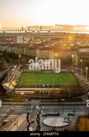 Malmö, Suède. 1er avril 2021. La ville de Malmö et d'Öresund vu au loin derrière Malmö Idrottsplats, où se joue la deuxième partie des quarts de finale de la Ligue des champions des femmes de l'UEFA. (Crédit photo : Gonzales photo/Alamy Live News Banque D'Images