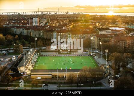 Malmö, Suède. 1er avril 2021. La ville de Malmö et d'Öresund vu au loin derrière Malmö Idrottsplats, où se joue la deuxième partie des quarts de finale de la Ligue des champions des femmes de l'UEFA. (Crédit photo : Gonzales photo/Alamy Live News Banque D'Images