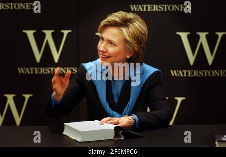 HILARY CLINTON SOUPIRE DES COPIES DE SON LIVRE À WATERSTONES IN PICCADILLY.3/7/03 PILSTON Banque D'Images