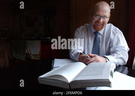 EX PANEL BEATER , MAINTENANT AVOCAT, ANDREW MOODY TRAVAILLANT À LA MAISON.17/1/07 TOM PILSTON Banque D'Images