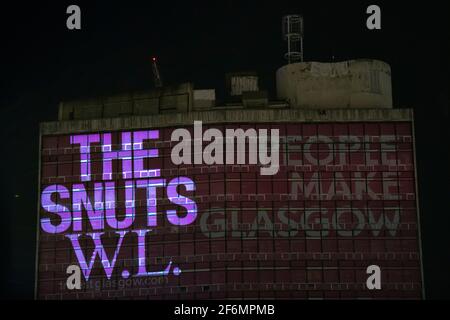 Glasgow, Écosse, Royaume-Uni. 1er avril 2021. EN PHOTO : le groupe The SNUTS lance son album, avec un spectacle de lumière dans les gens font Glasgow Building à la sortie de George Square. Je vais toujours aimer la façon dont vous dites Glasgow. Pic Credit: Colin Fisher/Alay Live News Banque D'Images