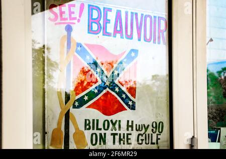 Un signe annonce Beauvoir, la dernière demeure du président confédéré Jefferson Davis, le 27 mars 2021, à Biloxi, Mississippi. Banque D'Images