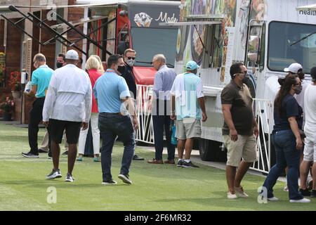 MIAMI GARDENS, FL - 01 AVRIL : (PAS DE VENTE À NEW YORK POST) propriétaire des dauphins de Miami Stephen M. Ross le jour 11 de l'ouverture de Miami le 1er avril 2021 au Hard Rock Stadium de Miami Gardens, Floride personnes : Stephen M. Ross Banque D'Images