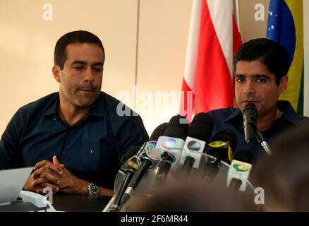 salvador, bahia / brésil - 3 octobre 2016: Bruno Reis, vice-maire de Salvador, s'entretient avec ACM Neto, maire, lors d'un événement dans la ville de Salvador. * Banque D'Images