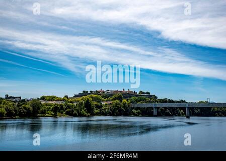 Vue sur la ville fortifiée de Valença dans le nord du Portugal depuis la ville de Tui/Tuy en Galice, Espagne. Banque D'Images