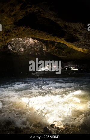 Spectaculaire Mermaid Caves avec lumière du soleil traversant le trou dans les roches volcaniques dans la piscine d'eau dans la grotte, à Nanakuli Beach Park, Oahu, Hawaii, Etats-Unis Banque D'Images