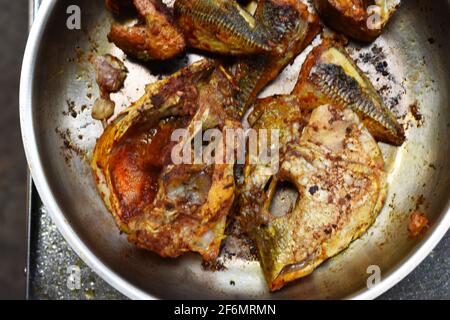 coups de feu de différentes coupes de poisson friture sur une poêle avec de l'huile dans elle. C'est la cuisine de style indien qui se trouve au Kerala et en Inde du Sud. Banque D'Images