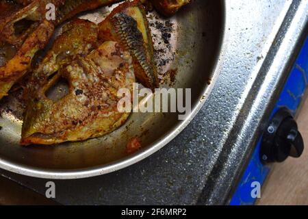 coups de feu de différentes coupes de poisson friture sur une poêle avec de l'huile dans elle. C'est la cuisine de style indien qui se trouve au Kerala et en Inde du Sud. Banque D'Images