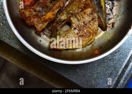 coups de feu de différentes coupes de poisson friture sur une poêle avec de l'huile dans elle. C'est la cuisine de style indien qui se trouve au Kerala et en Inde du Sud. Banque D'Images