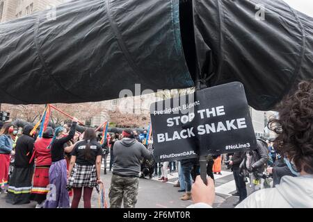 1er avril 2021. Des jeunes et des supporters autochtones avec un rassemblement de 800 pieds de « serpent noir » (pipeline) à Black Lives Matter Plaza près de la Maison Blanche pour exiger que le président Biden révoque les permis du corps de l'armée pour la ligne 3 et arrête le pipeline d'accès au Dakota, Et pour remplacer la dépendance au pétrole par « construire en arrière sans fossiles ». Banque D'Images