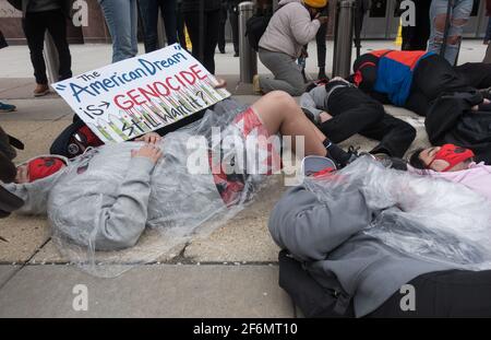 1er avril 2021. Des jeunes indigènes et des partisans des combats de pipeline Dakota Access et Line 3 participent à un combat sans fin devant le bureau du corps des ingénieurs de l'armée, où ils ont organisé un rassemblement et livré des boîtes de pétitions, avant de se rendre à Black Lives Matter Plaza près de la Maison Blanche, Exiger que le président Biden révoque les permis du corps d’armée pour la ligne 3, et qu’il arrête le pipeline Dakota Access Pipeline, et qu’il remplace la dépendance au pétrole par « construire un nouveau sol exempt de fossiles ». Banque D'Images