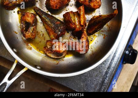 coups de feu de différentes coupes de poisson friture sur une poêle avec de l'huile dans elle. C'est la cuisine de style indien qui se trouve au Kerala et en Inde du Sud. Banque D'Images