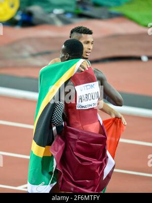 Wayde van Niekerk (Afrique du Sud, or) et Abdalelah Haroun (Qatar, bronze). 400 mètres hommes, finale. Championnats du monde d'athlétisme de l'IAAF, Londres 2017 Banque D'Images