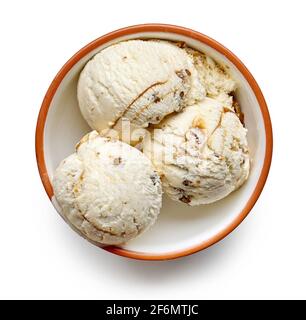 bol de boules de glace caramélisées aux noix et au sirop d'érable isolées sur fond blanc, vue du dessus Banque D'Images