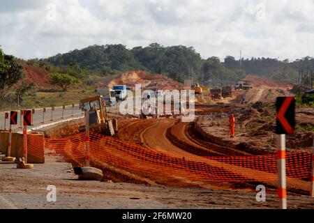 salvador, bahia / brésil - 7 février 2013: Construction de l'autoroute sur BA 535, une autoroute qui relie la ville de Salvador à la ville de Camaca Banque D'Images