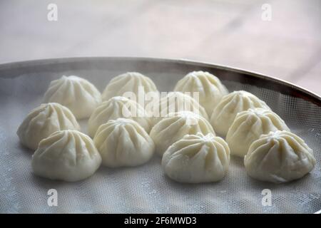 Boulettes sur un cuiseur vapeur au bord de la rue. En-cas chinois traditionnel et populaire. Banque D'Images