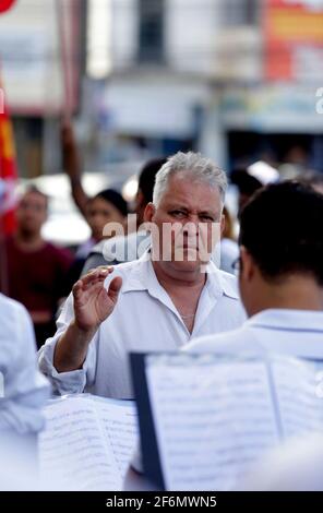 salvador, bahia / brésil - 28 juin 2019 : Fred Dantas, chef d'orchestre, est vu diriger un orchestre dans la rue de la ville de Salvador. Banque D'Images