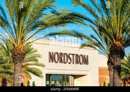 Panneau Nordstrom au-dessus de l'entrée du magasin derrière les palmiers. Nordstrom, Inc. Est une chaîne américaine de grands magasins de luxe. - Palo Alto, Californie, États-Unis Banque D'Images