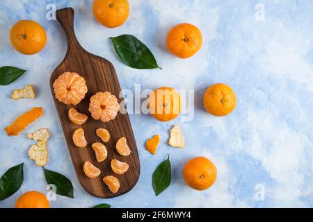 Vue de dessus. Pile de mandarines entières et pelées Banque D'Images