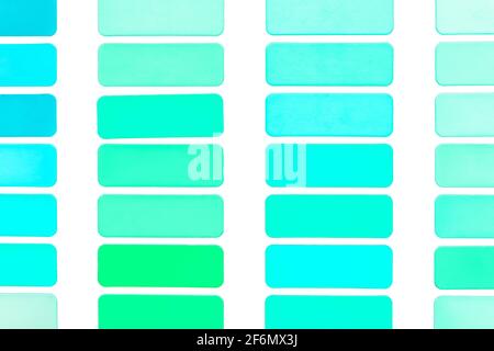 Échantillons de différentes nuances de turquoise, bleu-vert, azur en carrés sur fond blanc isolé, texture en mosaïque abstraite brillante. Banque D'Images