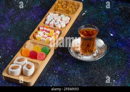 Délicieux délices turcs avec thé sur fond coloré Banque D'Images