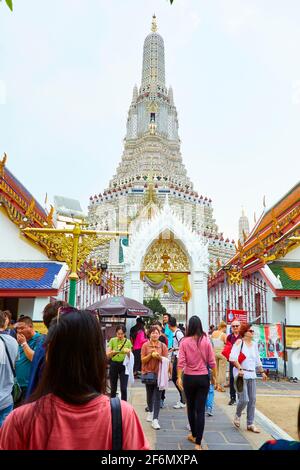 Tourisme venir et aller visiter Wat Arun Ratchawararam Ratchawora Mahavihara, le temple de l'Aube Banque D'Images