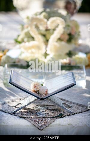 Livre de poésie sur une table décorée pour un Cérémonie de mariage perse Banque D'Images