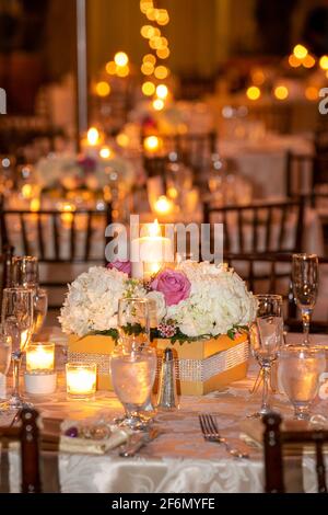 Cadre extérieur pour la cérémonie de mariage avec nappes blanches et décor formel avec fleur rose et blanche comme pièces centrales Banque D'Images