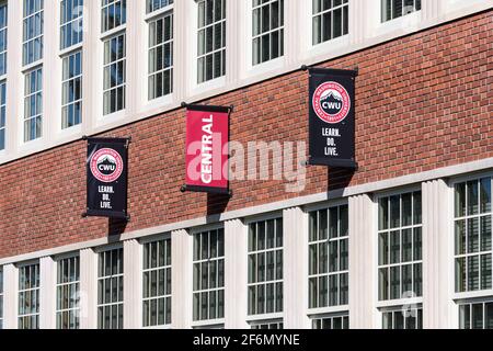 Ellensburg, WA, États-Unis - 31 mars 2021; devise sur les drapeaux au Lind Hall, sur le campus de l'université de Central Washington, à Ellensburg Banque D'Images