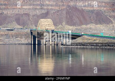 Interstate 90 dans l'État de Washington traversant la rivière Columbia à Vue reliant Kittitas et Grant County avec un arqué pont Banque D'Images