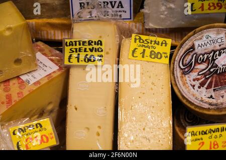 Divers fromages exposés sur un marché de Padoue Italie Banque D'Images