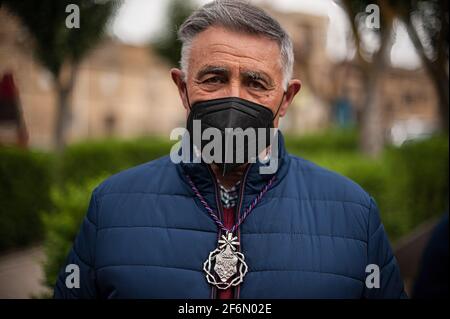 Un frère de la fraternité de Santa Vera Cruz pose avec une médaille de la Fraternité de San Vicente de la Sonsierra. Les Pénitents de la Fraternité de Santa Vera Cruz, se sont réunis dans l'église Virgen de los Remedios, sonnant deux cloches pour appeler les paroissiens à la Sainte Messe à l'occasion de la célébration du jeudi Saint. Les actes des processions ont été de nouveau suspendus pour la deuxième année consécutive, depuis 1936 pendant la guerre civile espagnole, ils n'avaient pas cessé de célébrer les processions de la semaine Sainte, jusqu'à l'arrivée de la pandémie COVID-19. (Photo d'Elsa A Bravo/SOPA Images/Sipa US Banque D'Images