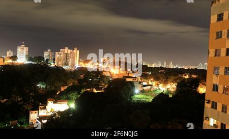 salvador, bahia / brésil - 2 juillet 2020 : vues de nuit sur le quartier de Cabula dans la ville de Salvador. *** Légende locale *** JOA SOUZA salvador - Banque D'Images