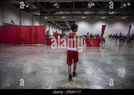 Shreveport, Louisiane, États-Unis. 31 mars 2021. Christopher Ruiz se prépare à l'emballage le 6 jour des Championnats nationaux de boxe des États-Unis 2020 à Shreveport, LA. Crédit : Allyse Pulliam/ZUMA Wire/Alamy Live News Banque D'Images