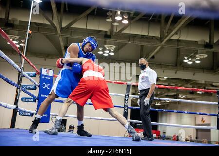 Shreveport, Louisiane, États-Unis. 31 mars 2021. Keith Colon, de Newark, New Jersey, combat Kevin Montano, de Sacramento, Californie, le 6 e jour des Championnats nationaux de boxe des États-Unis 2020 à Shreveport, EN LOUISIANE. Crédit : Allyse Pulliam/ZUMA Wire/Alamy Live News Banque D'Images