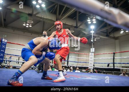 Shreveport, Louisiane, États-Unis. 31 mars 2021. Diego Bengochea de Meriden, CT combat Jonathan Mansour de San Diego le 6 e jour des Championnats nationaux de boxe des États-Unis 2020 à Shreveport, LA. Crédit : Allyse Pulliam/ZUMA Wire/Alamy Live News Banque D'Images