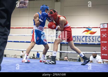 Shreveport, Louisiane, États-Unis. 31 mars 2021. Eugene Hill de Dickinson, TX combat Ralph Clemente de Ronkonkoma, NY le 6 jour des Championnats nationaux de boxe des États-Unis 2020 à Shreveport, LA. Crédit : Allyse Pulliam/ZUMA Wire/Alamy Live News Banque D'Images